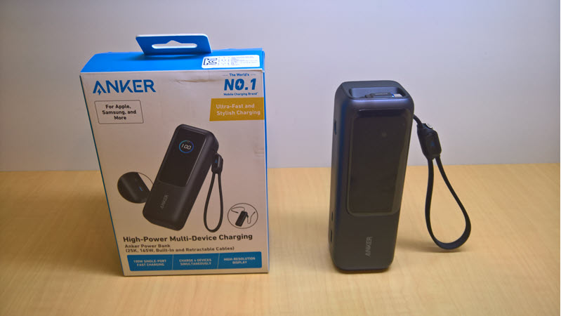 사진: 파워뱅크 단독샷 / 케이블 내장 모습